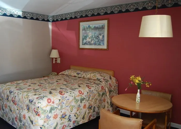 Colony Motel 2*